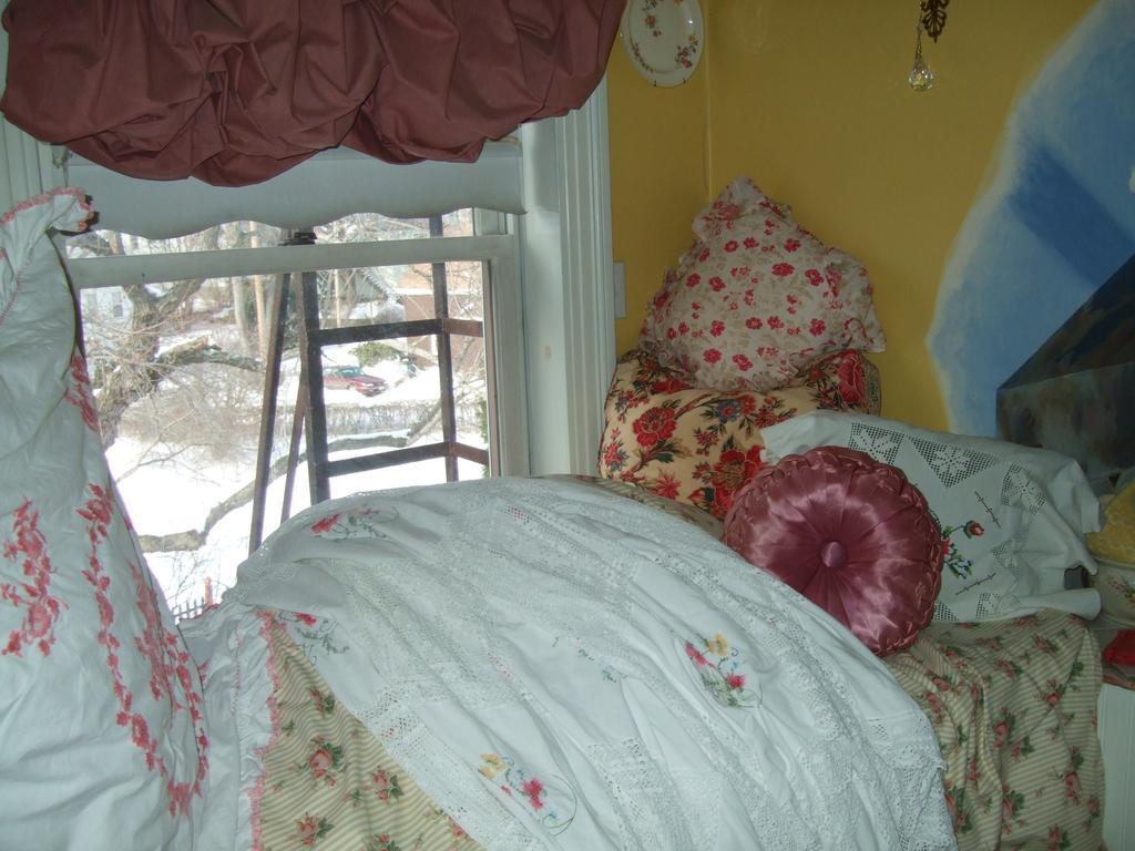 Enchanted Nights Bed & Bath Кіттері Номер фото